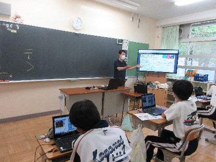 日本マイクロソフト社チンパンジ先生によるプログラミングの授業
